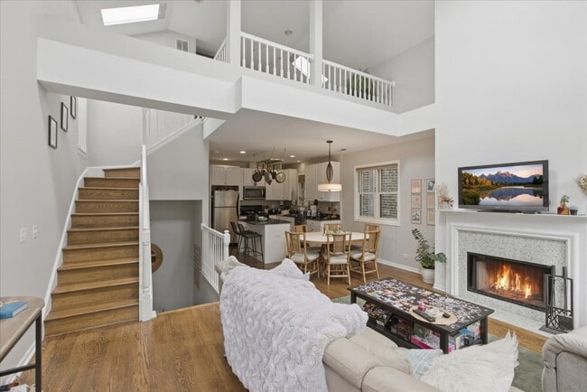 Building Photo - 1038 N Marshfield Ave Unit 3