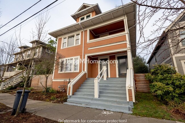 Building Photo - Ground Level Two Bedroom Duplex In The Heart Of NE Portland! Unit 4017 NE Rodney Avenue