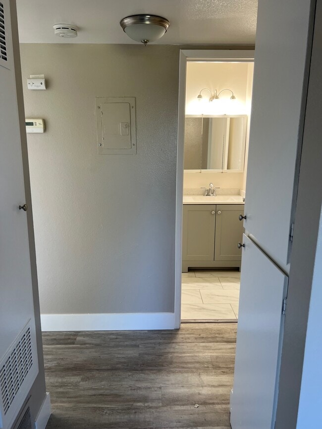 Baño actualizado _ baño del pasillo 1 de los dos baños de la unidad - River Park Vista Apartments