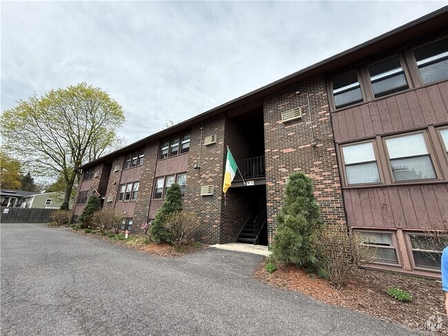 Building Photo - 120 Hasbrouck St Rental