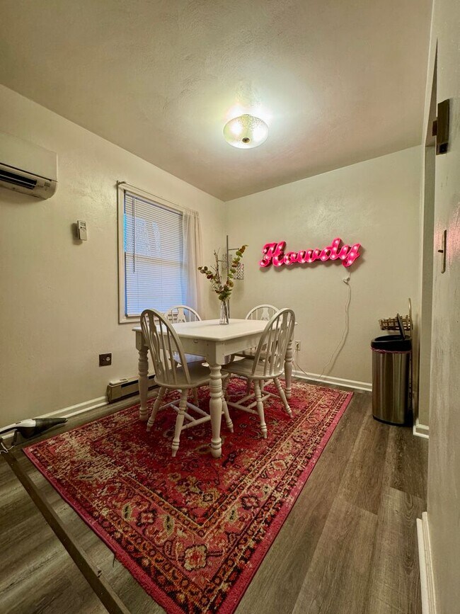 Photo - 2 Bed, 1 Bath Apartment On Houston Street