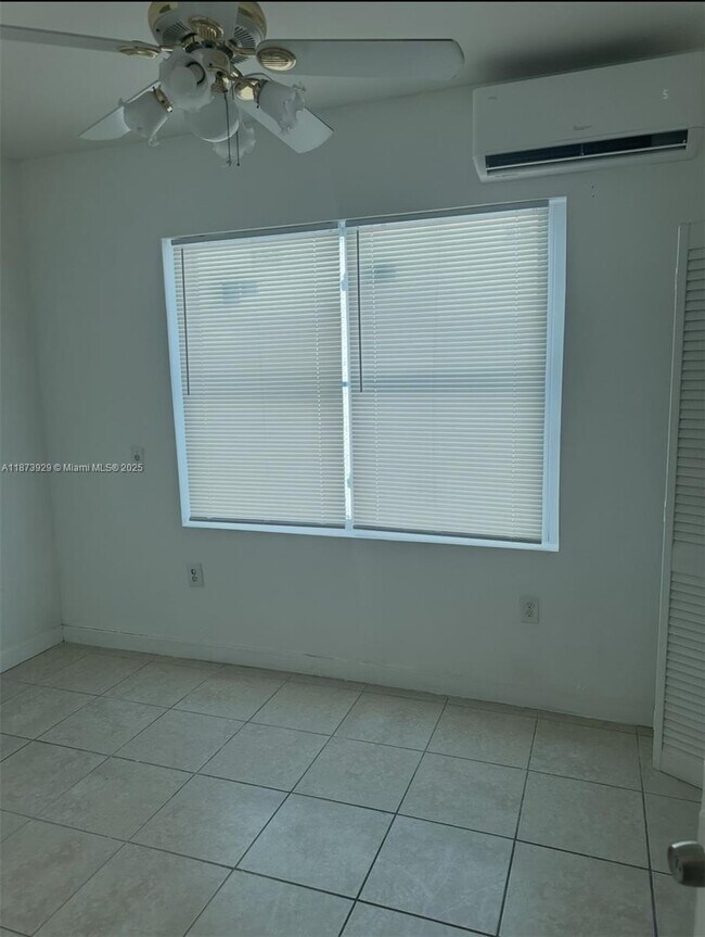 Photo - 985 SW 5th St Unit 1