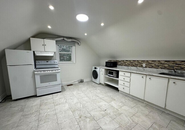 Photo - Well-Maintained Upper-Level Apartment (1 Bed, 1 Bath) Unit UPPER