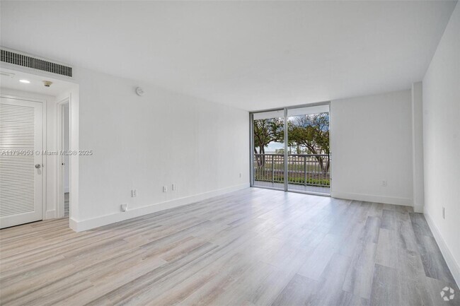 Building Photo - 150 SE 25th Rd Unit 2H Rental
