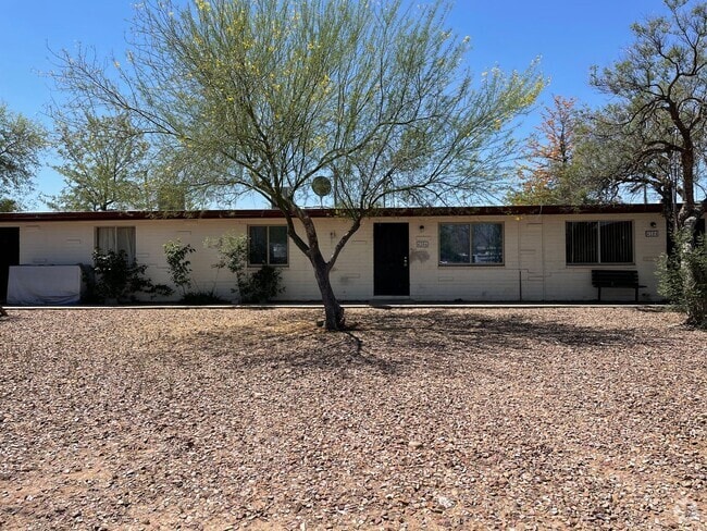 Building Photo - Central 2 bedroom 1 bath unit with Fenced ... Rental