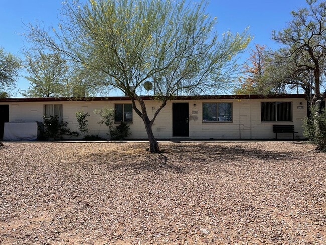 Central 2 bedroom 1 bath unit with Fenced ... - Central 2 bedroom 1 bath unit with Fenced ... House