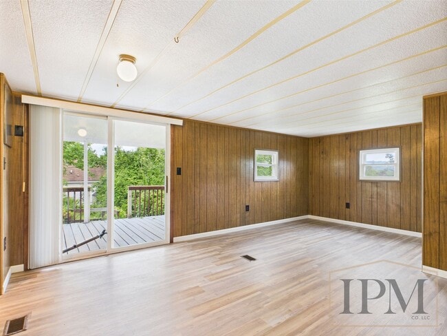 Building Photo - Available Now! Charming 3 Bedroom 1.5 Bath... Rental