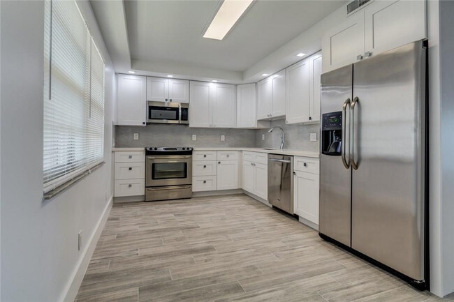 Building Photo - 625 Oaks Dr Unit 1007