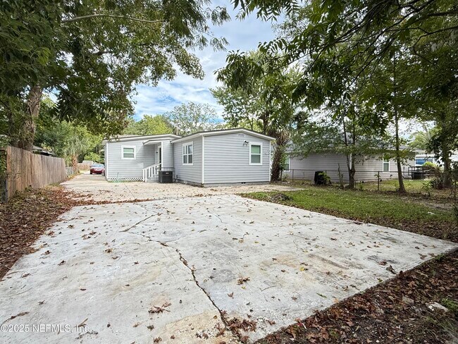 Photo - 950 Superior St