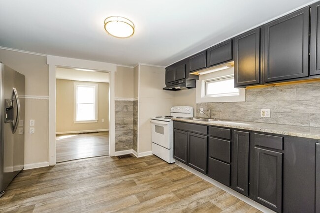 Photo - 833 Clarendon Ave Unit 833 Clardendon Avenue: Front House