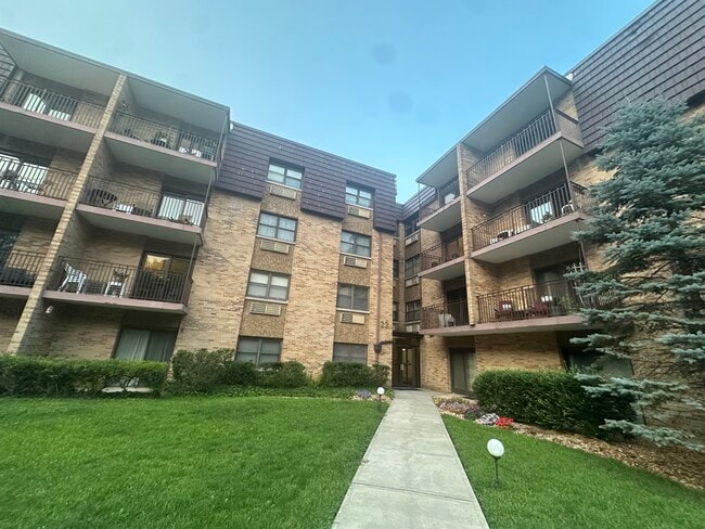 Building Photo - 22 Riverside Dr Unit 4