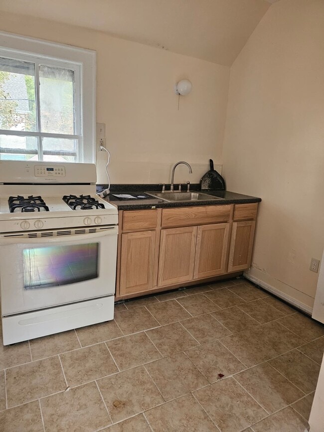 Building Photo - 291 E North St Unit 3 beds 1 bath upstairs