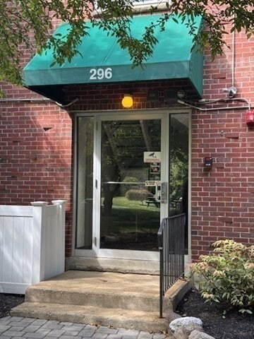 Building Photo - 296 Commercial St Unit 32 Rental