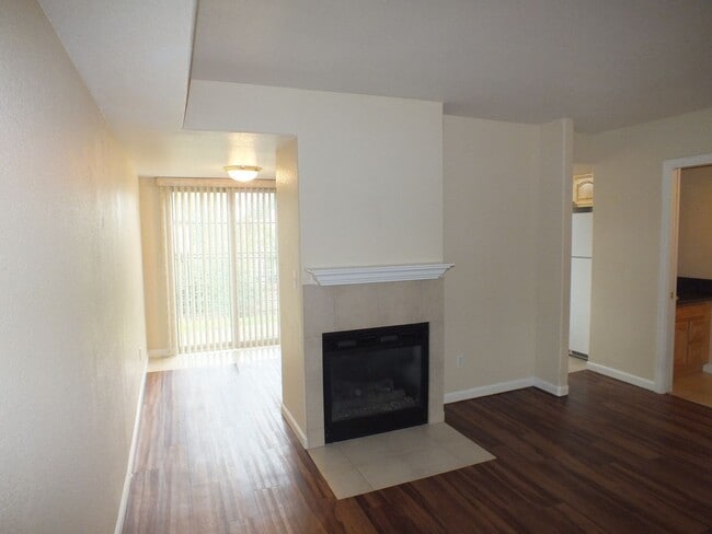 Building Photo - Cameron Park 2/1.5 townhouse style apt Unit D3