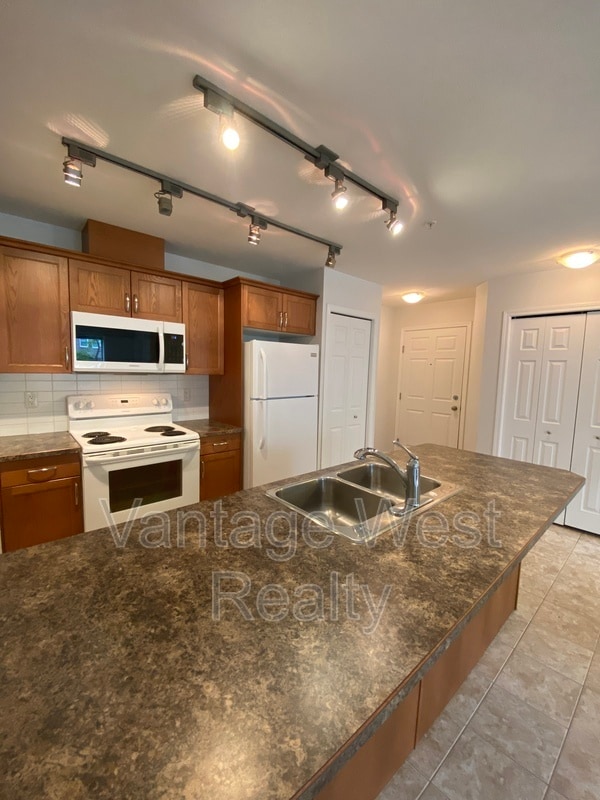 Photo - 598-598 Sutherland Ave