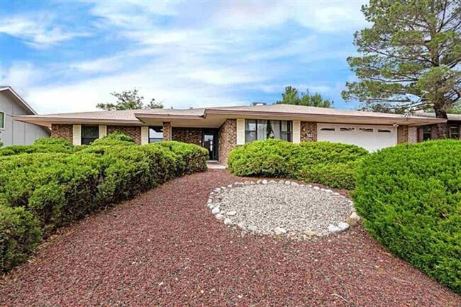 Building Photo - Beautiful 4 Bedroom/2 Bath Home