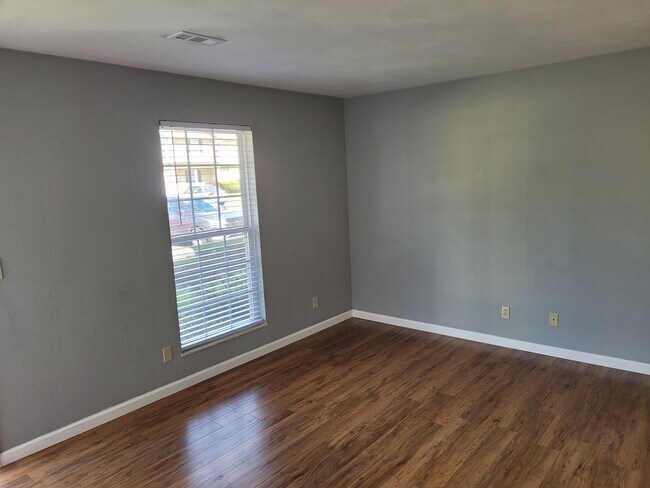 Photo - 8 Peartree Ln