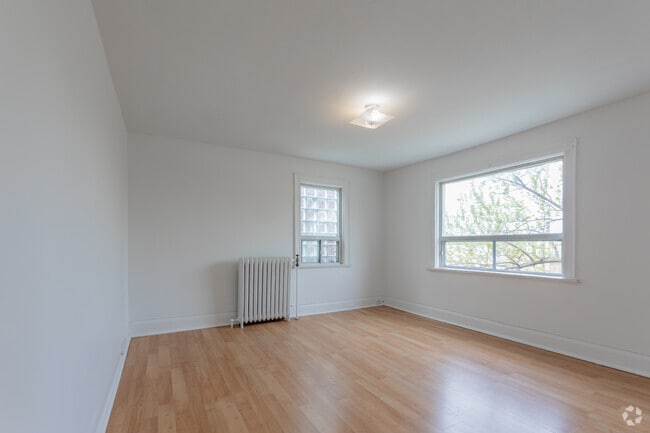 1BR, 1BA - 620SF - Living Room