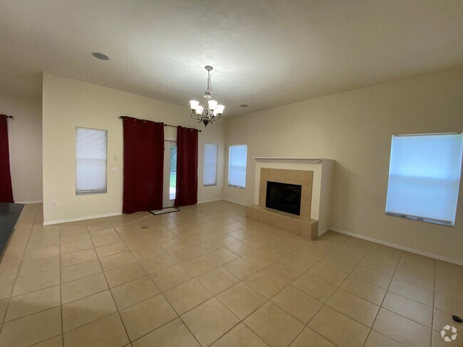 Building Photo - 4 Bed/ 2 Bath 2200sqft Single Family Home ...