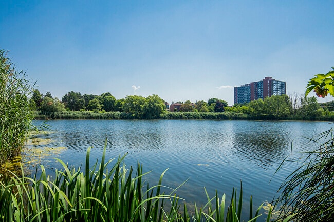 Lake Aquitaine - Meadowvale Gardens Apartment