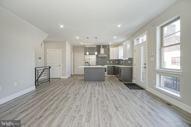 Photo - 300 W Jefferson St