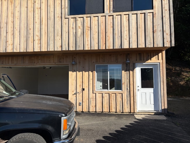 Building Photo - 682 Elm Ave Rental