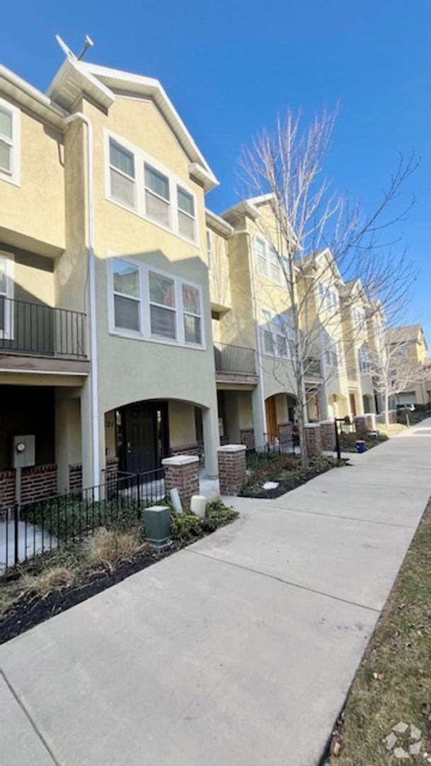 Building Photo - 2 Bedroom/2.5 Bathroom townhome in South S...