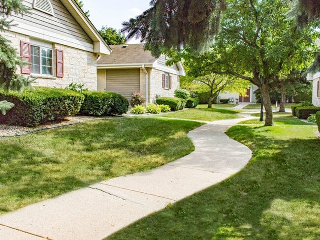 Building Photo - *RENT SPECIAL* - RENOVATED Condo Style Upper 1 Bedroom 1 Bathroom Apartment Available Unit 14290