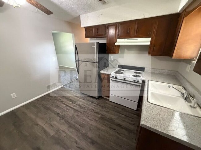 Photo - 240 W Kump Ave