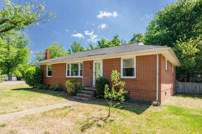 Photo - Beautiful 2 Bedroom Corner Lot Property Near Forest Hill Ave ***Available May 2026***