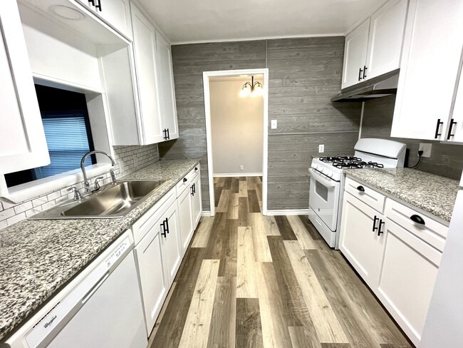 Photo - 61 15th Ave NW