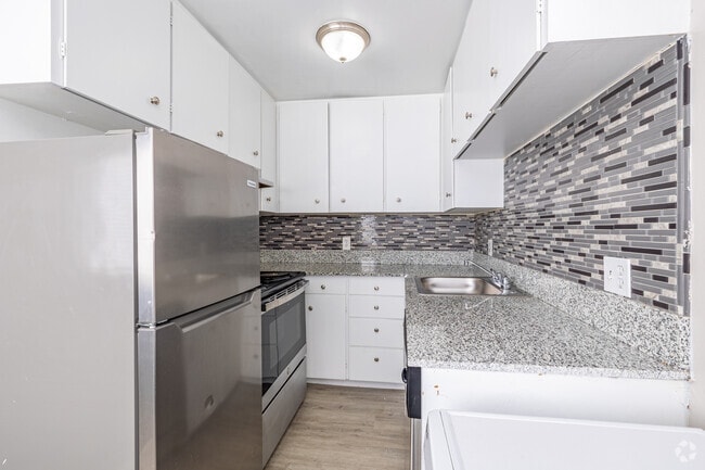 STUDIO - 1 BA - 417SF - Kitchen - Knight Apartments in Downtown Greeley