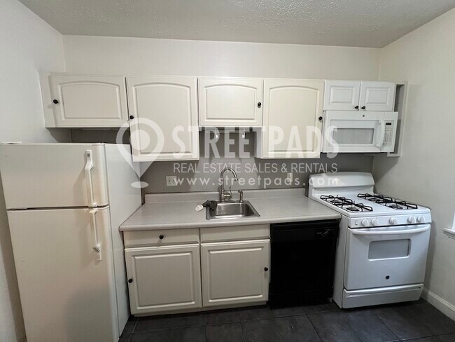 Building Photo - 1139 Beacon St Unit 3