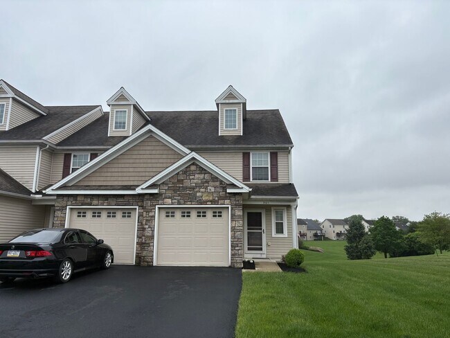 Beautiful 3 Bedroom Townhome in Lakeside C... - Beautiful 3 Bedroom Townhome in Lakeside C...