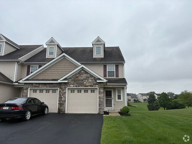 Building Photo - Beautiful 3 Bedroom Townhome in Lakeside C...