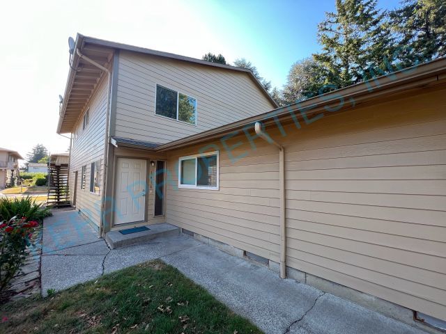 Building Photo - 1416 NE Paropa Ct
