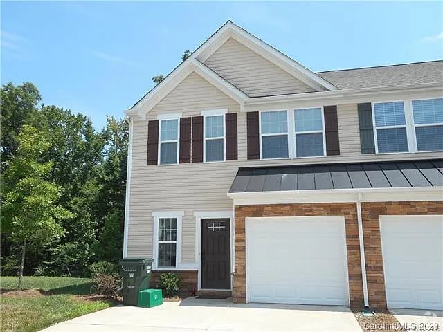 Building Photo - 2501 Silverthorn Dr Rental