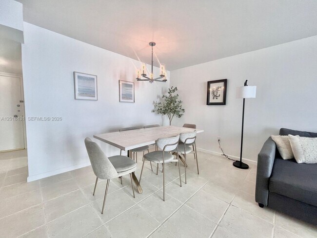 Photo - 5838 Collins Ave Unidad 2D