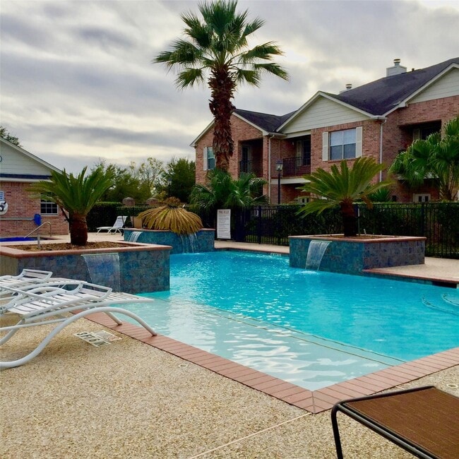 Building Photo - 2865 Westhollow Dr Unit 30