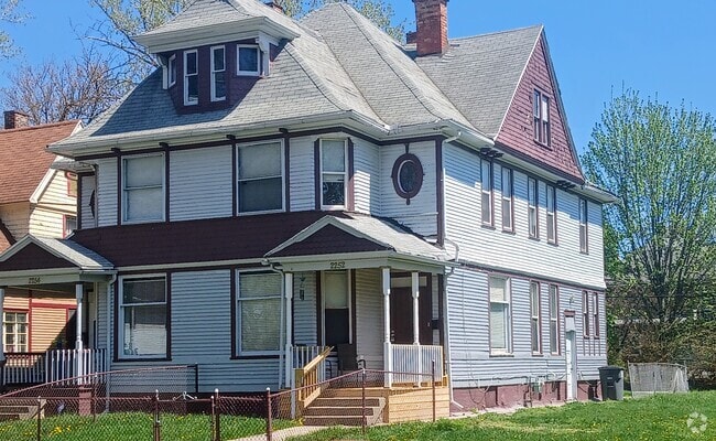 Building Photo - 2252 Whitney Ave Rental