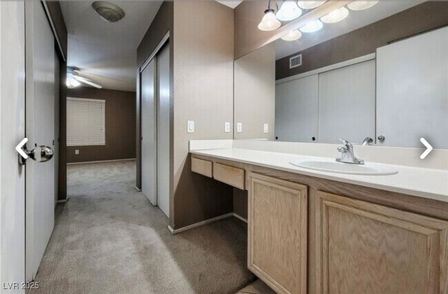 Building Photo - 8070 W Russell Rd Unit 2094