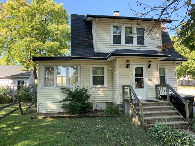 Pet Friendly 2BR House on Beloit's West Side - Pet Friendly 2BR House on Beloit's West Side