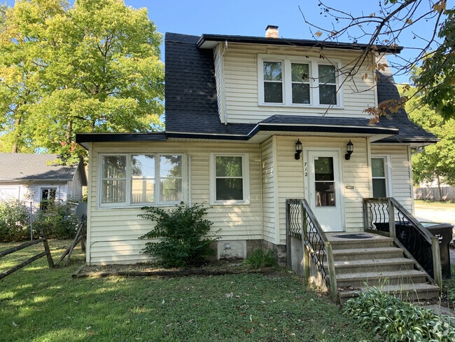 Building Photo - Pet Friendly 2BR House on Beloit's West Side