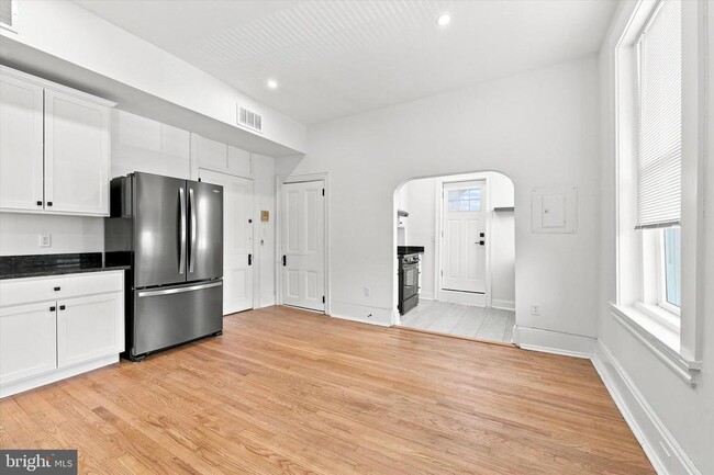 Building Photo - 1412 Delaware Ave Unit B1
