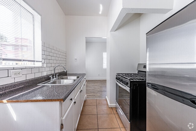 Studio, 1BA - 325SF - Kitchen