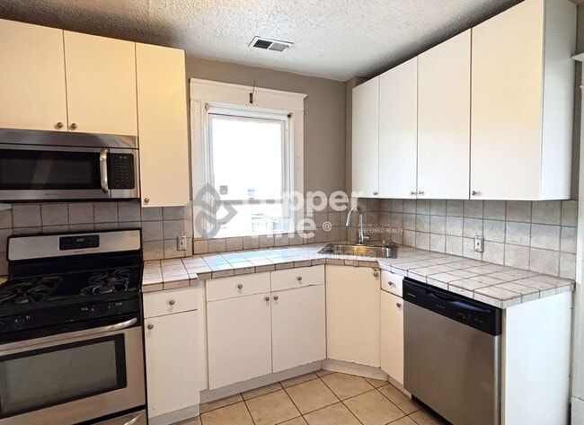 Photo - 146 Logan St