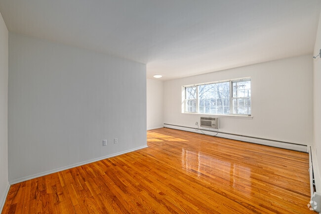 1BR, 1BA - 607SF - Living Room