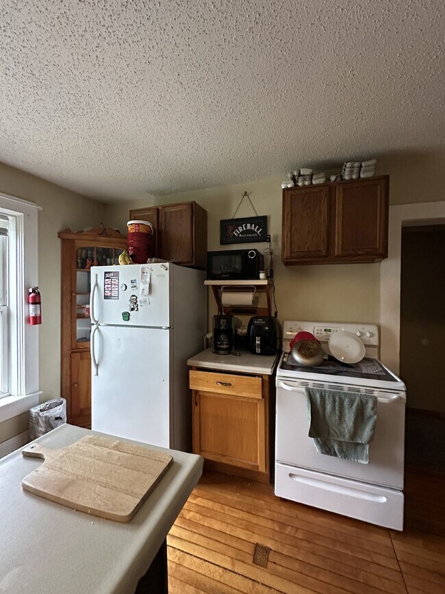 Amazing 3 Bed 1 Bath near UWEC! Available June 1st