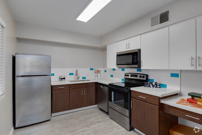 2BR, 1BA - 810SF - Kitchen
