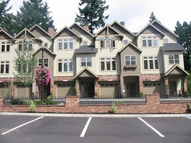Building Photo - Beautiful Lake Oswego Newer Townhome Walki...